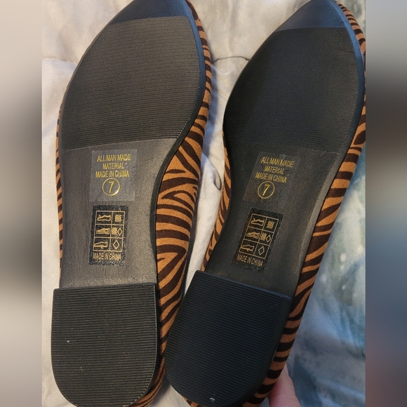 NWT Flats - Picture 3 of 4